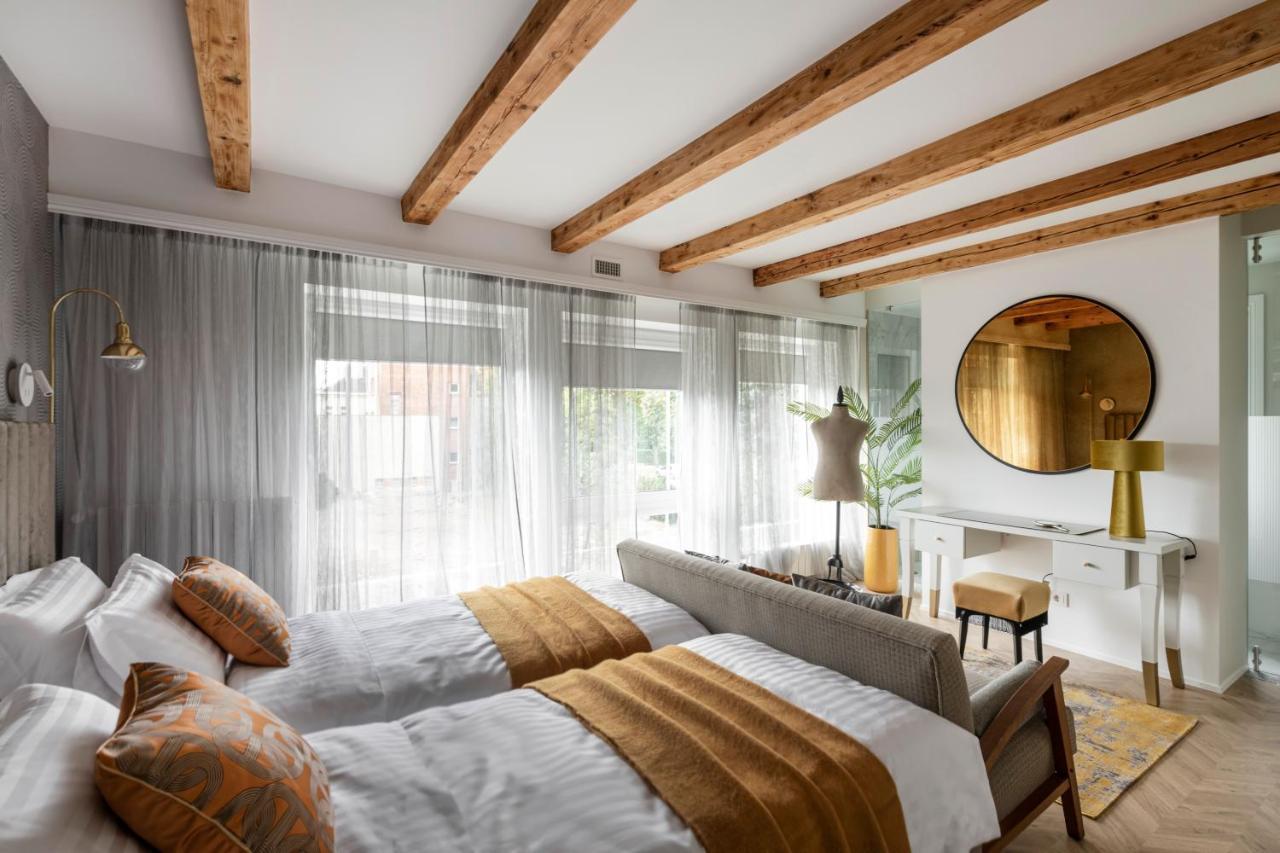 Suite With Private Bathroom At Three Bedroom Interwar Villa Grabyte With Daily Spaces To Share By Pine Forest On The Bank Of The River- 8Min By Car From Old Town Kaunas Eksteriør billede