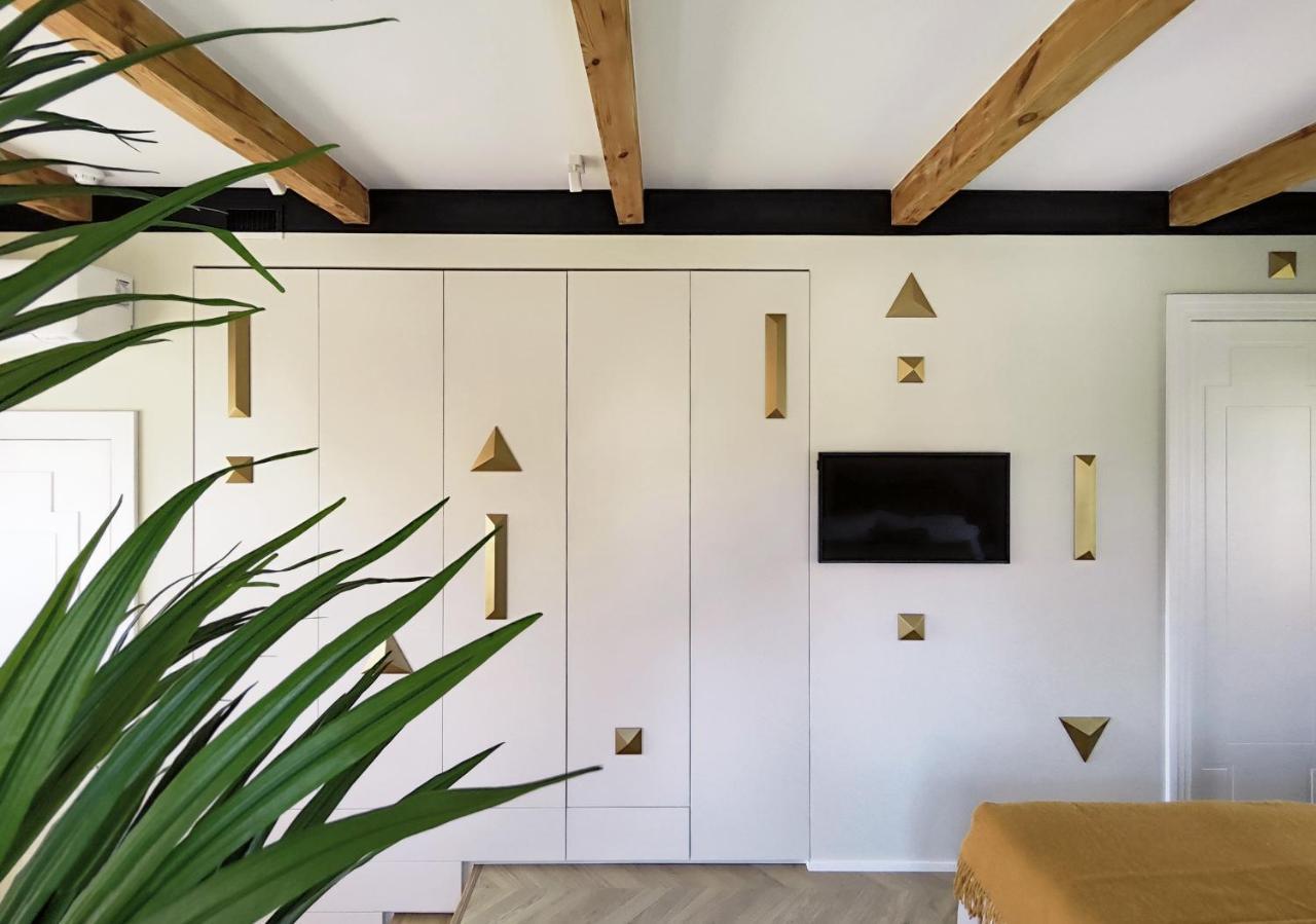 Suite With Private Bathroom At Three Bedroom Interwar Villa Grabyte With Daily Spaces To Share By Pine Forest On The Bank Of The River- 8Min By Car From Old Town Kaunas Eksteriør billede